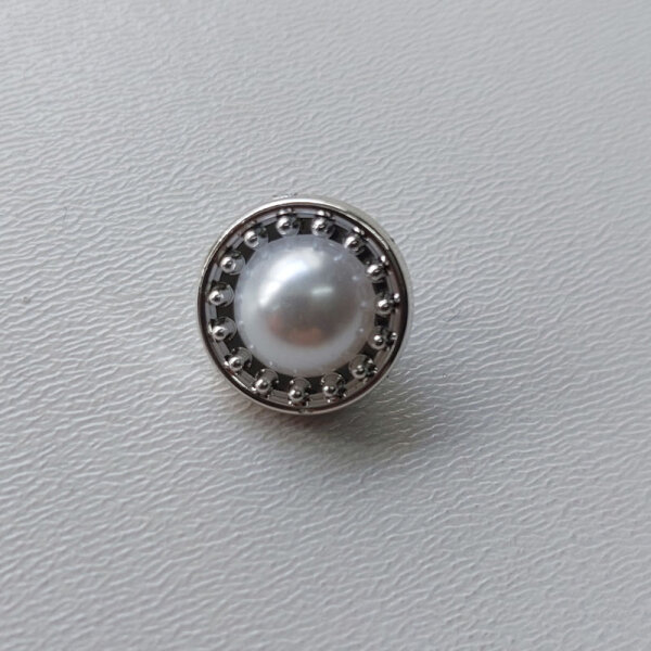 1 Set/ 5 Knöpfe - Knopf in Perlen-Optik mit silberfarbiger Umrandung, silber weiß